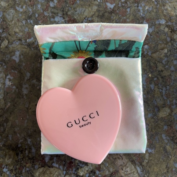 Gucci Beauty heart-shaped compact mirror with Iridescent Pouch - Picture 5 of 8